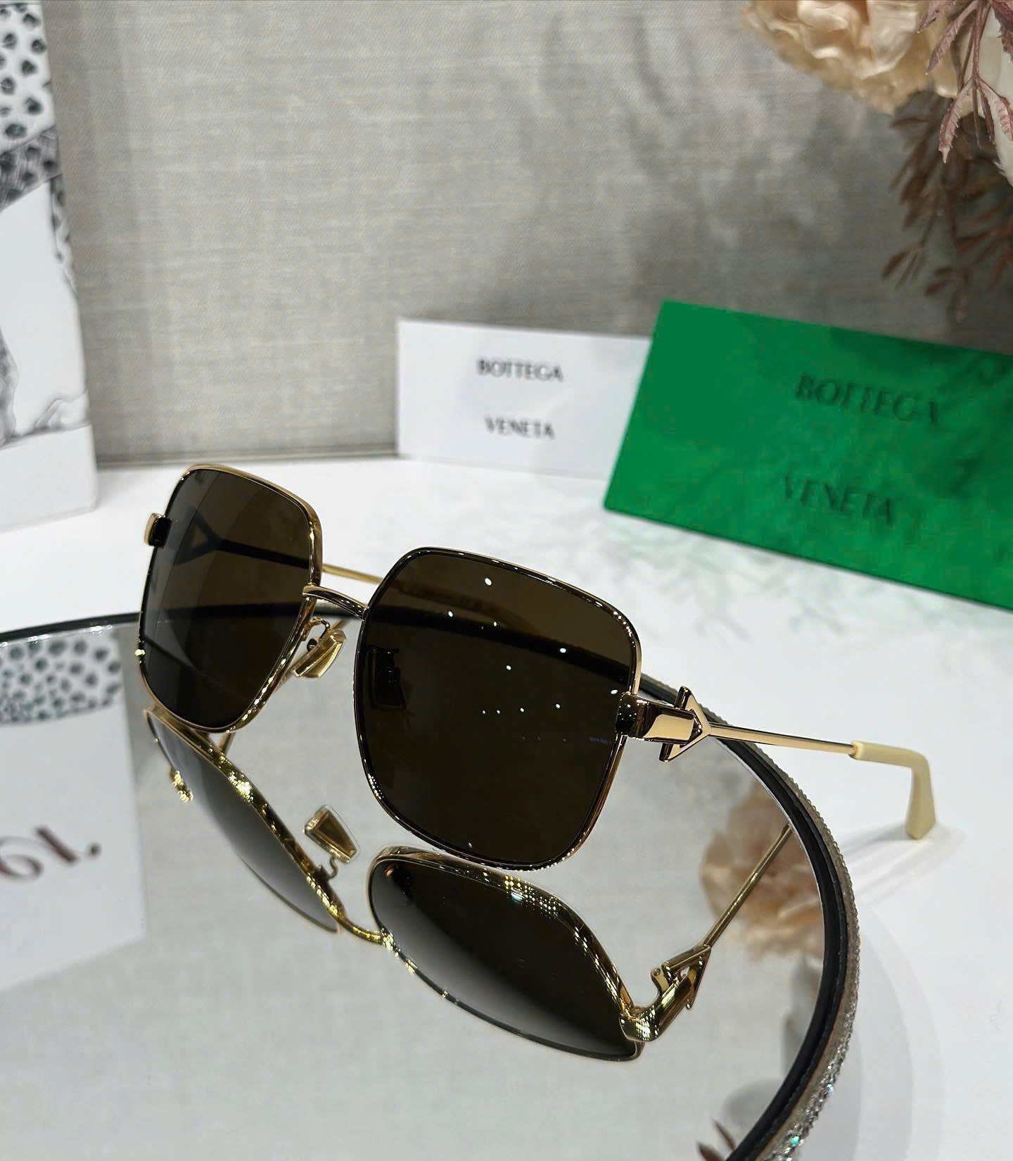 Kính Mắt BOTTEGA VENETA – Đẳng Cấp Thời Trang Ý, Tuyên Ngôn Phong Cách Tinh Tế
