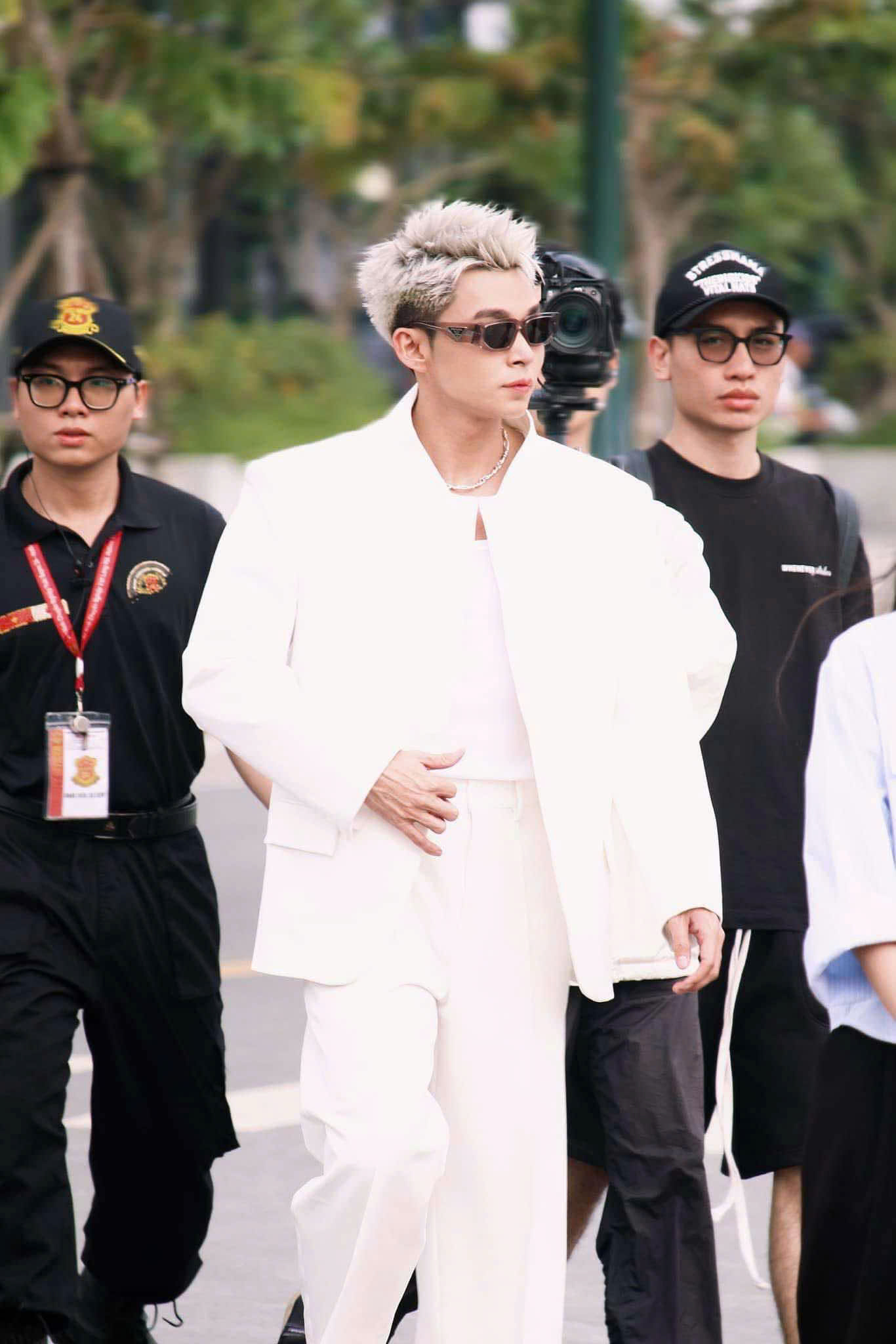 Kính Mắt PRADA Unisex Màu Trong Gray – Phong Cách Thời Trang Cá Tính Từ Thương Hiệu Cao Cấp Ý