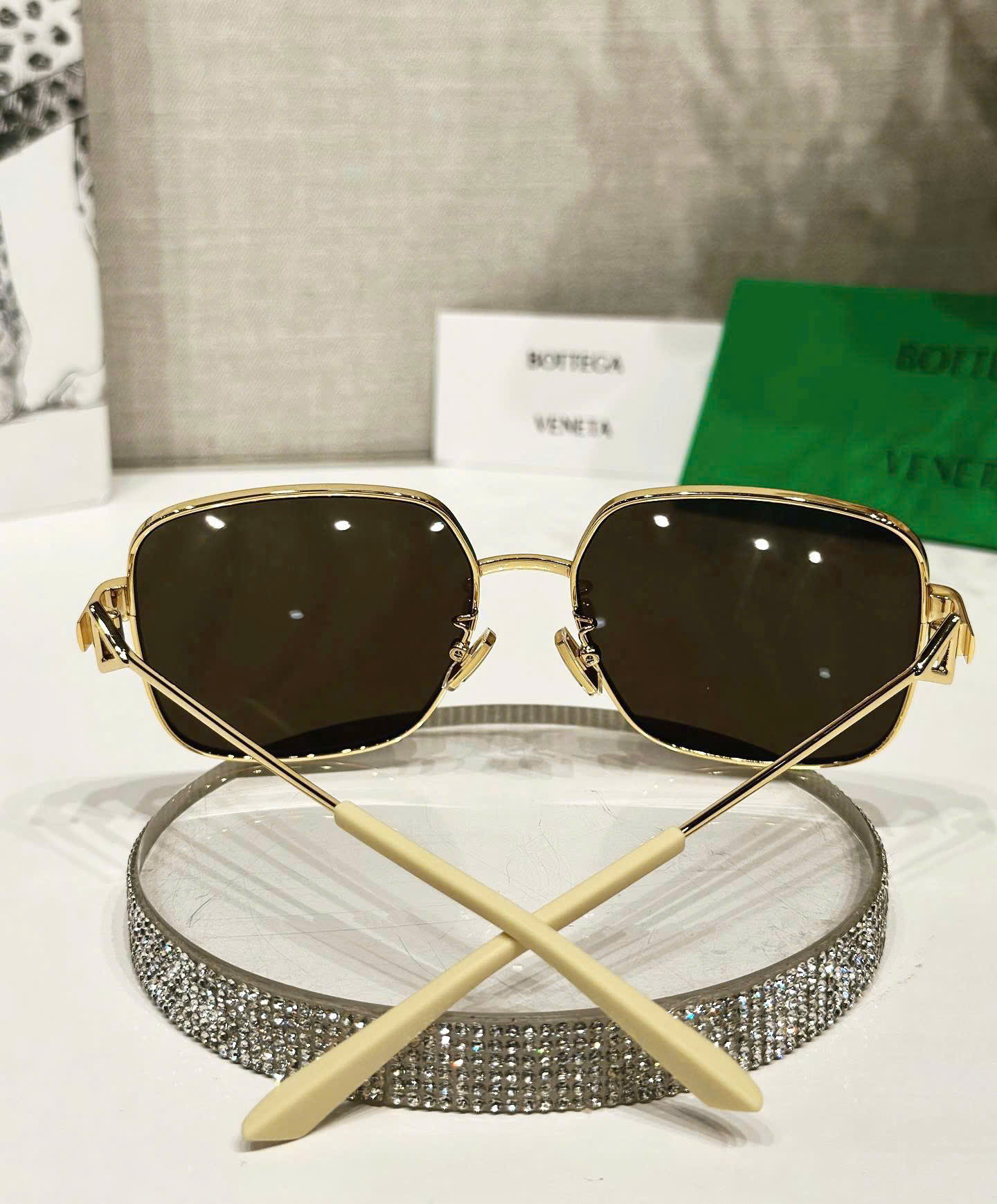 Kính Mắt BOTTEGA VENETA – Đẳng Cấp Thời Trang Ý, Tuyên Ngôn Phong Cách Tinh Tế
