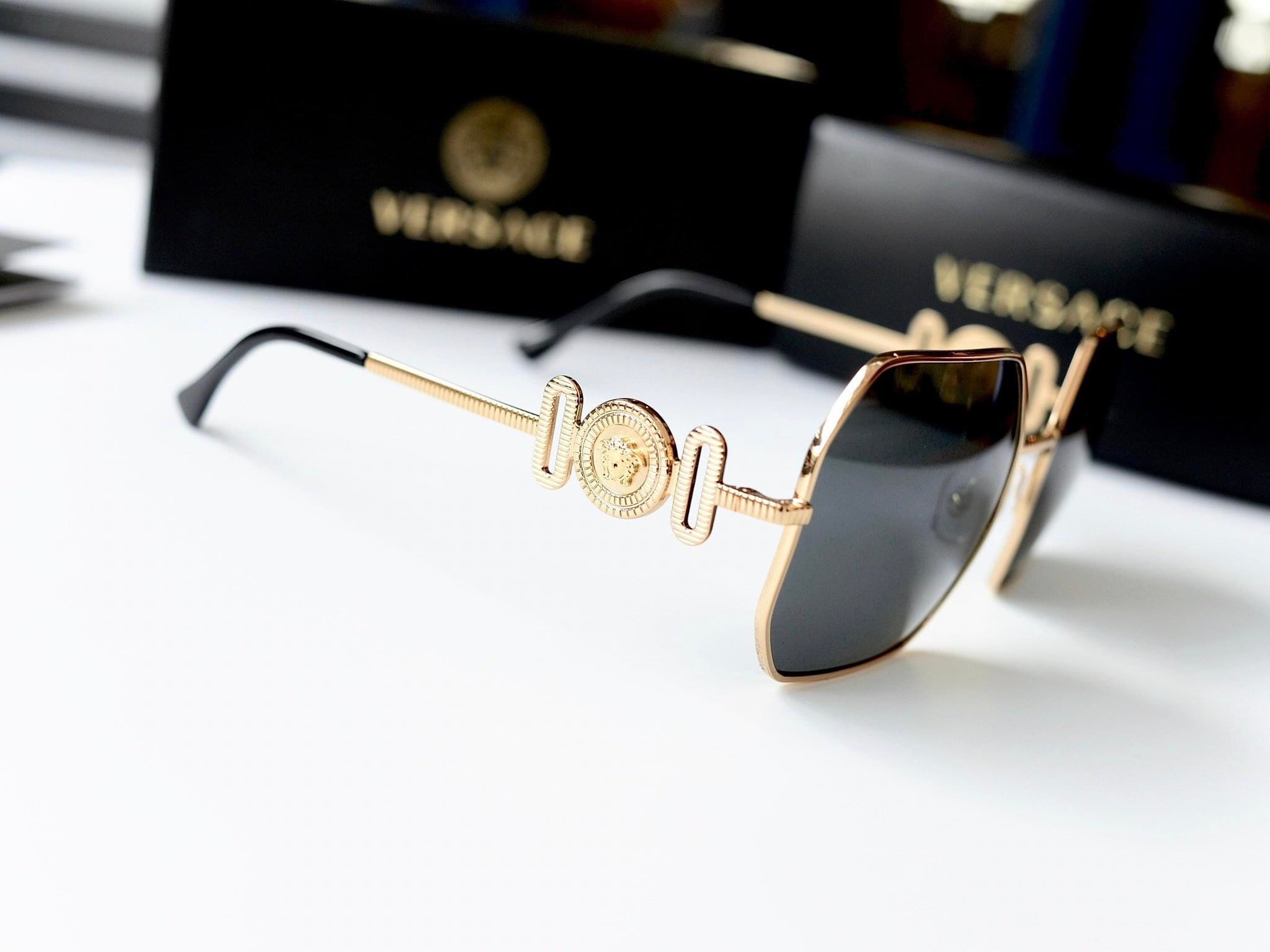 Kính Versace màu Gold lense xám Dark Grey - Tay kính sang chảnh với thiết kế logo Medusa trạm khắc tỉ mỉ