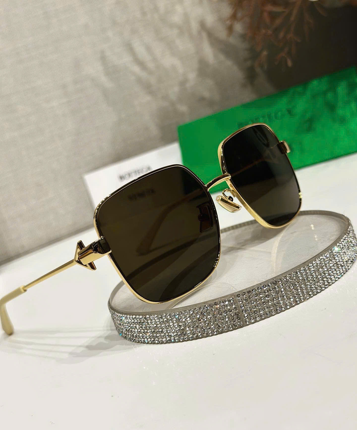 Kính Mắt BOTTEGA VENETA – Đẳng Cấp Thời Trang Ý, Tuyên Ngôn Phong Cách Tinh Tế