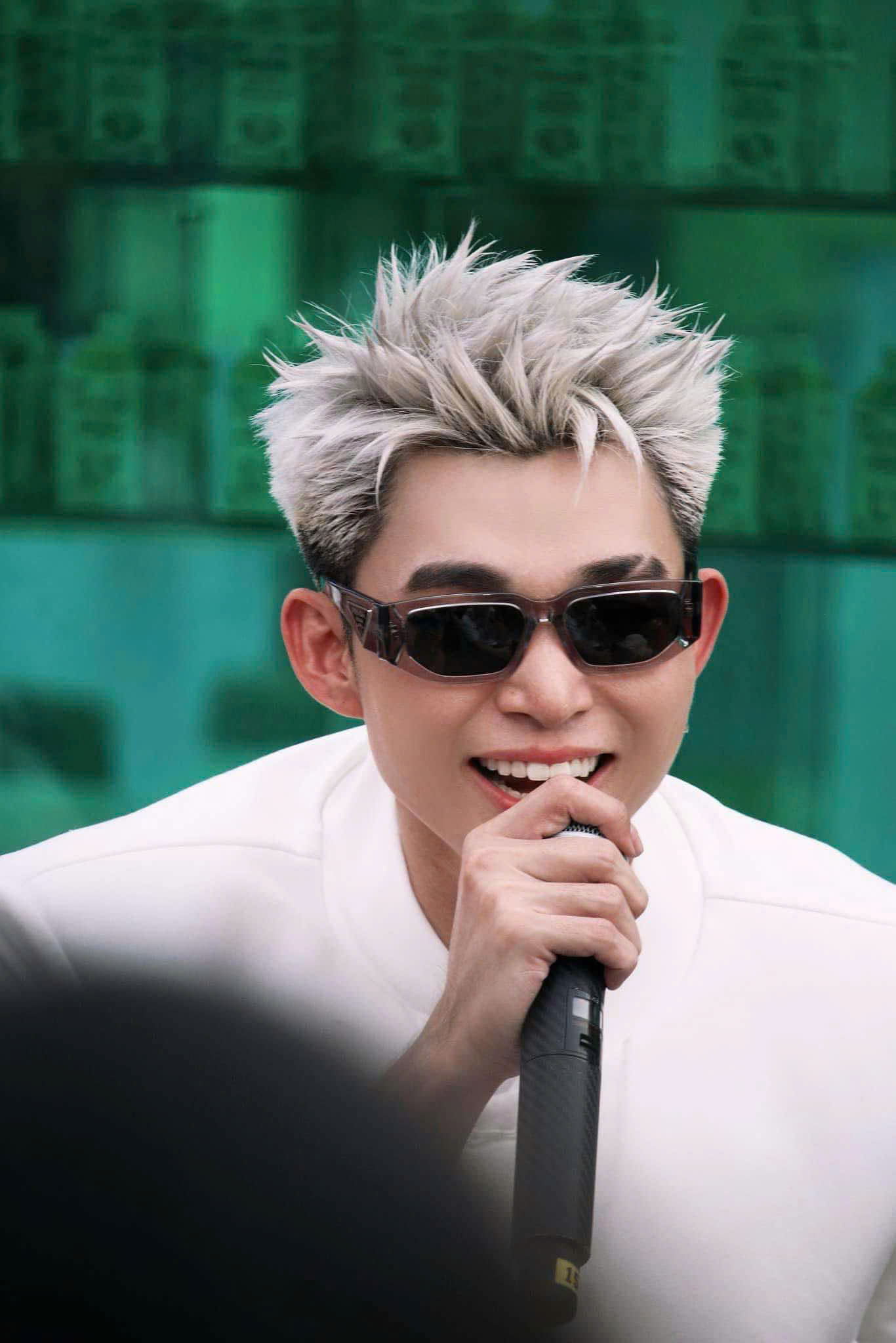 Kính Mắt PRADA Unisex Màu Trong Gray – Phong Cách Thời Trang Cá Tính Từ Thương Hiệu Cao Cấp Ý