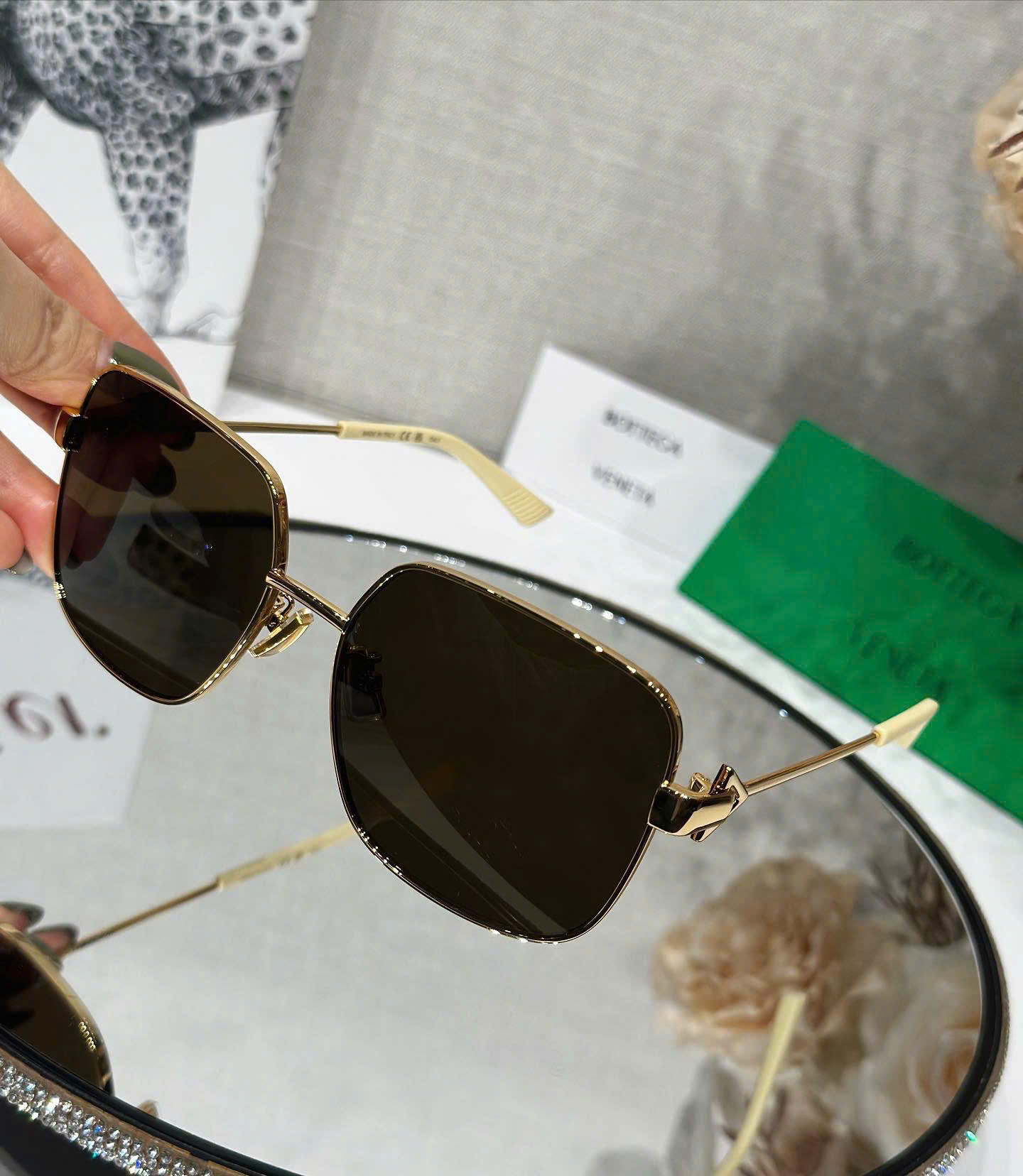 Kính Mắt BOTTEGA VENETA – Đẳng Cấp Thời Trang Ý, Tuyên Ngôn Phong Cách Tinh Tế