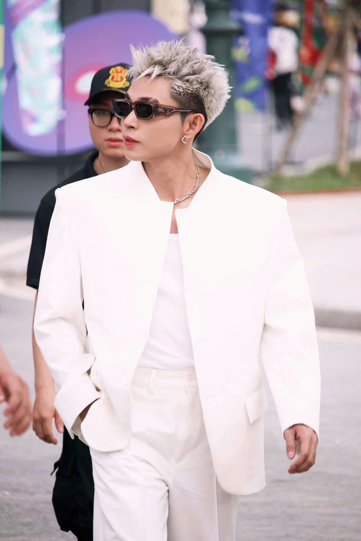 Kính Mắt PRADA Unisex Màu Trong Gray – Phong Cách Thời Trang Cá Tính Từ Thương Hiệu Cao Cấp Ý