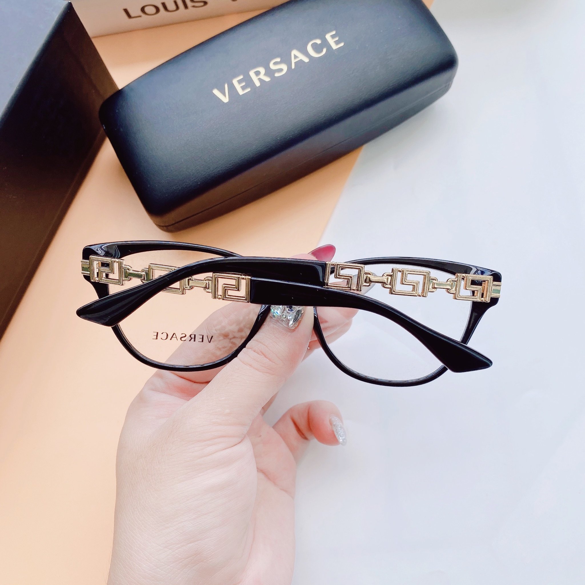 Gọng kính Versace VE3292 newss22 sang chảnh - Thiết kế nổi bật với hoạ tiết Hy Lạp Greca ở càng màu vàng sáng bắt mắt