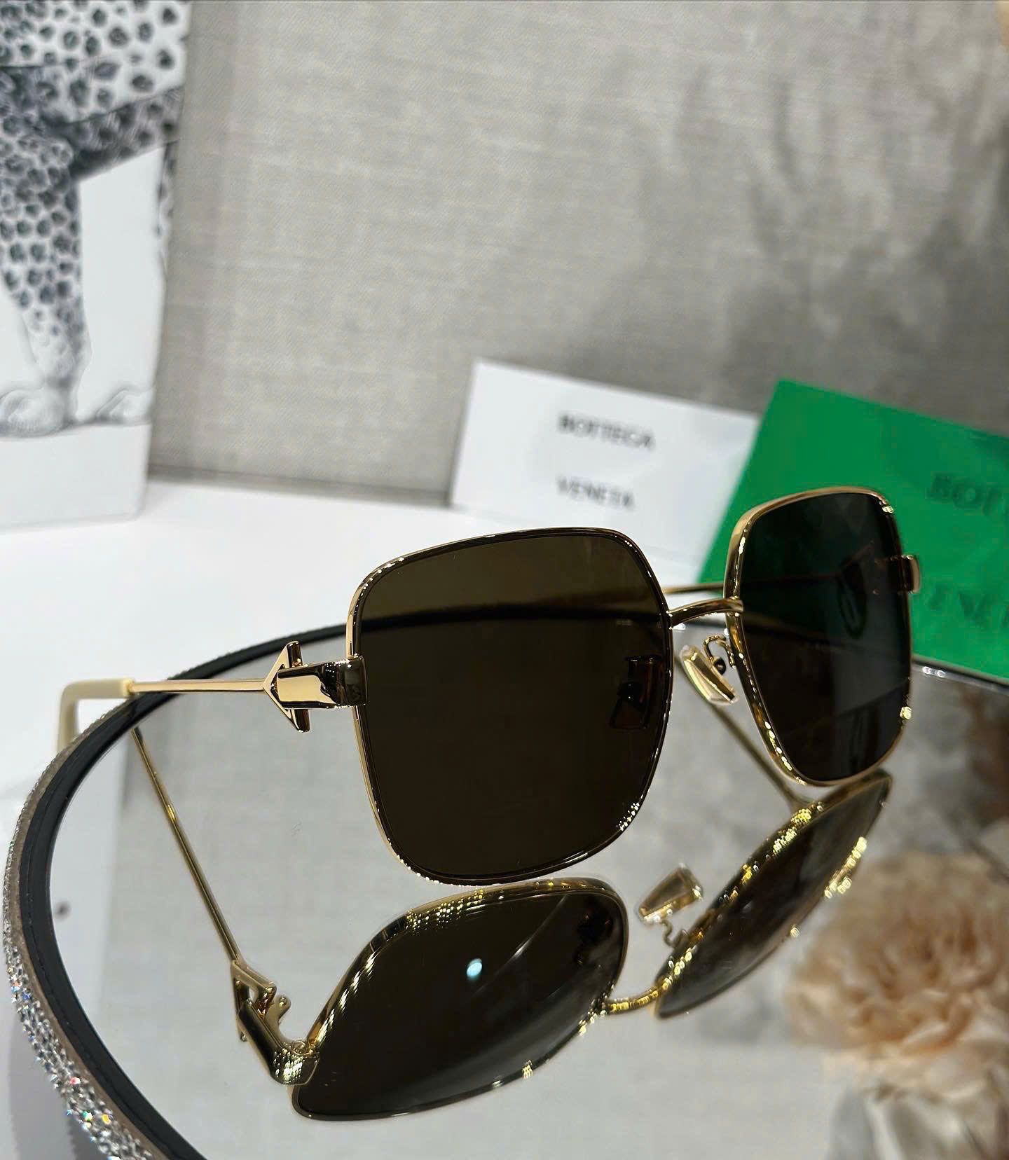 Kính Mắt BOTTEGA VENETA – Đẳng Cấp Thời Trang Ý, Tuyên Ngôn Phong Cách Tinh Tế