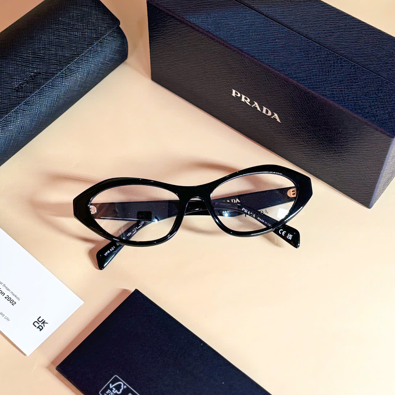 Gọng Cận PRADA Dáng Mèo – Đẳng Cấp Từ Từng Đường Nét