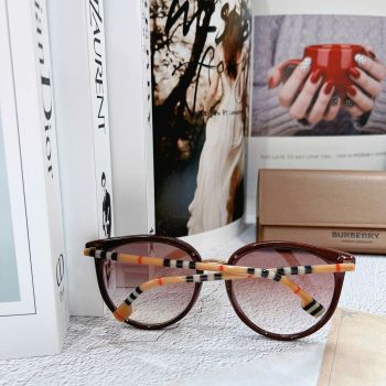 Kính Mắt Burberry Đỏ Bordeaux – Vẻ Đẹp Quyến Rũ, Đậm Chất Thời Trang Anh Quốc