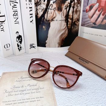 Kính Mắt Burberry Đỏ Bordeaux – Vẻ Đẹp Quyến Rũ, Đậm Chất Thời Trang Anh Quốc