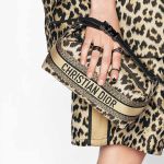 Túi Xách Nữ Dior Medium Nomad Travel Pouch Leopard Hoppy S5554BLNC_M1M7 Họa Tiết Da Báo