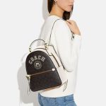 Balo Coach Jordyn Backpack In Signature Canvas With Varsity Motif Màu Nâu - Trắng